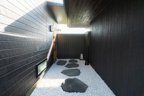 a hallway with rocks on the floor of a building at なか富士 -Nakafuji- in Fujinomiya