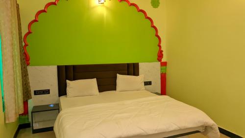 Una cama o camas en una habitación de Hotel Simran Desert View Haveli