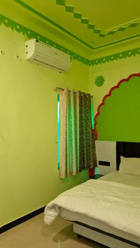 Una cama o camas en una habitación de Hotel Simran Desert View Haveli