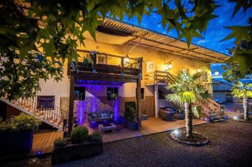 eine Villa mit einem Wohnzimmer und einer Treppe in der Unterkunft Cottage de Pénélope in Lunéville