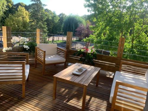 eine Terrasse mit 2 Stühlen, einem Tisch und Stühlen in der Unterkunft Cottage de Pénélope in Lunéville
