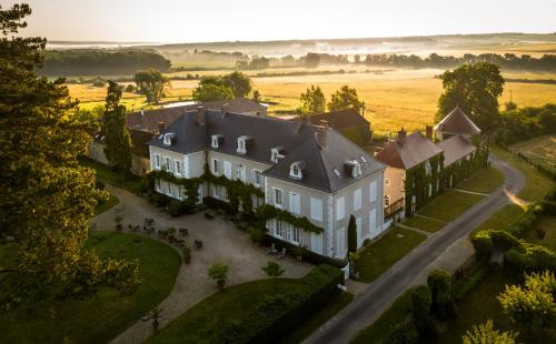 Montigny-la-ResleにあるChateau De La Resle - Design Hotelsの大白い家屋の空中