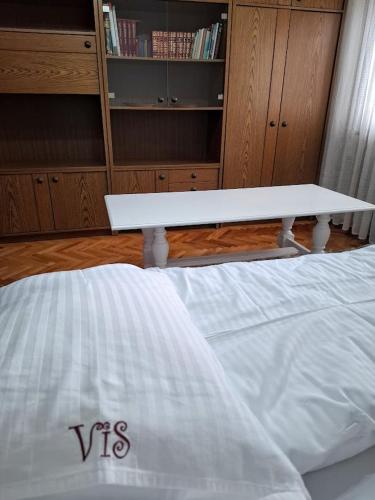 Una cama o camas en una habitación de Stan na dan ViS Raska