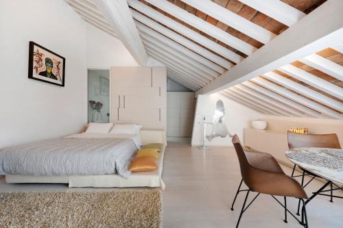 Giường trong phòng chung tại Luxury Rooftop Piazza Erbe Verona