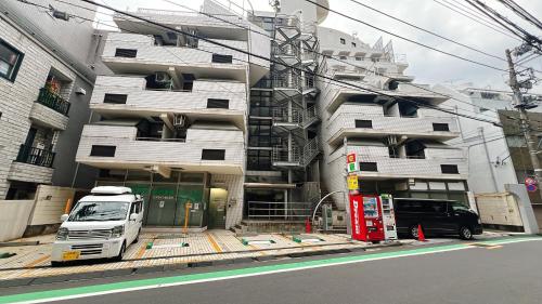 東京にあるF-Mansion209の建物前に停車する白いトラック