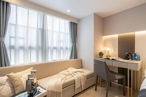 a hospital room with a desk and a bed at Ruilan Courtyard-Cloud City View Light Hotel Guangzhou Panyu Branch in Guangzhou