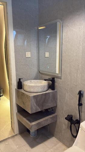 un baño con lavabo y espejo en Jo studio, en Ar Ruqayyiqah