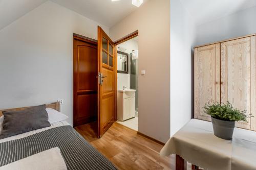 Cama o camas de una habitación en DW Pod Jaworami - relaks - jacuzzi, sauna na wyłączność