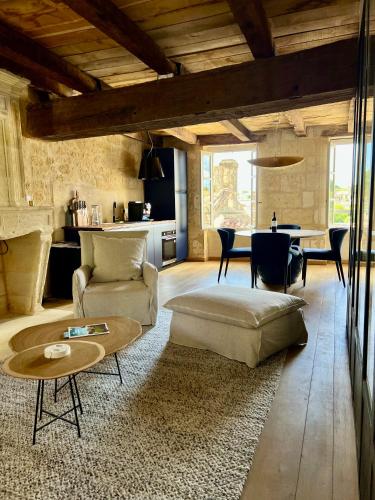 Studio - L'Escale Bigaroux في سانت إميليون: غرفة معيشة بها أريكة وطاولة