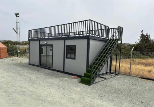una piccola casa con una scala di fronte di Anastasi Tiny Homes a Kakopetria