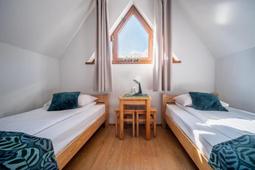 Cama o camas de una habitación en DW Pod Jaworami - relaks - jacuzzi, sauna na wyłączność