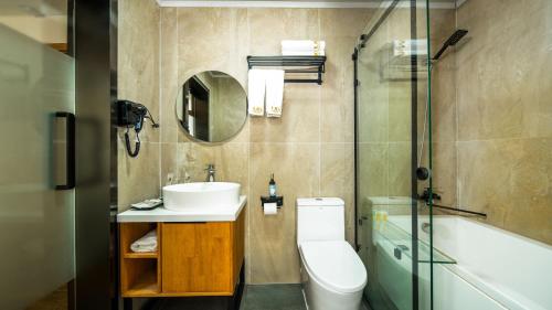 Ванная комната в UG Inn Hotel