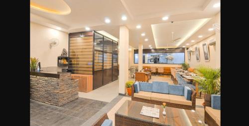 una sala de estar con un sofá y una mesa en Hind Hotel Near Airport Road Mohali Zirakpur, en Zirakpur