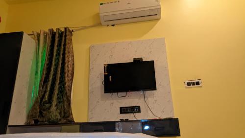 Una televisión o centro de entretenimiento en Hotel Simran Desert View Haveli