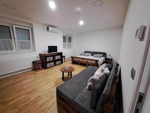 GAG Apartment in TRAM zone with FREE PARKING in front of the house