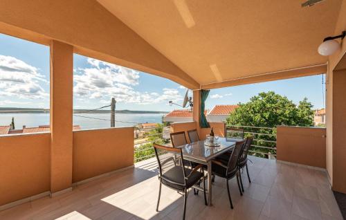 3 Bedroom Lovely Apartment In Maslenica