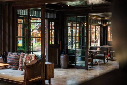 Un lugar para sentarse en Floral Sheqinghe B&B
