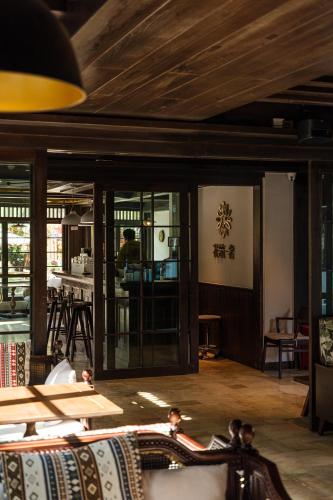 Un restaurante u otro lugar para comer en Floral Sheqinghe B&B