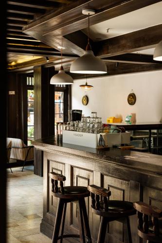 Un restaurante u otro lugar para comer en Floral Sheqinghe B&B