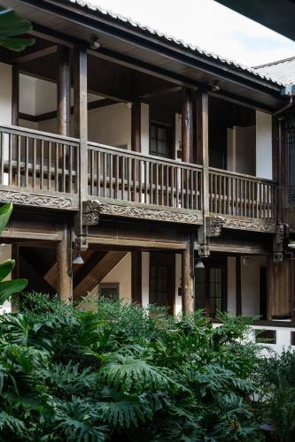 Un balcón o terraza en Floral Sheqinghe B&B