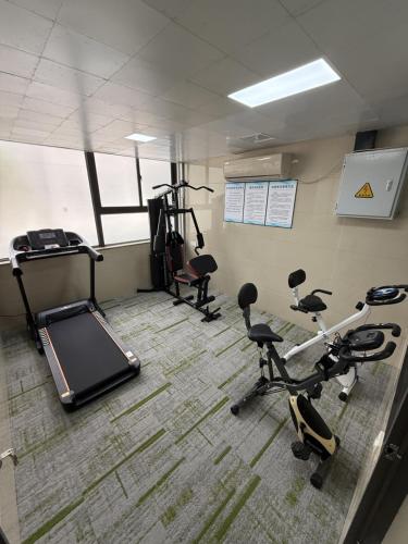 a gym with several exercise equipment in a room at 厦门探索酒店 Discovery Hotel Xia Men in Xiamen