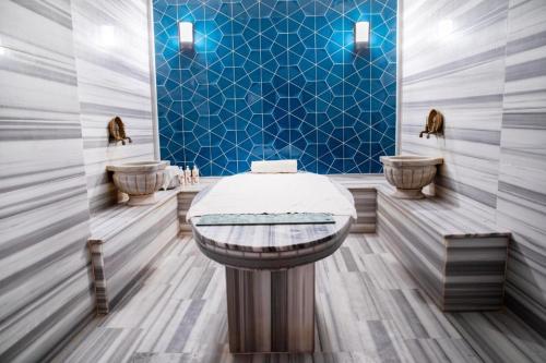 Bilik mandi di Grand Aras Hotel & Suites
