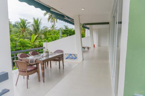 Un balcón o terraza en ROYAL SUITES - PORT BARTON