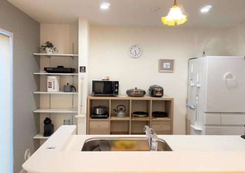 Una cocina o cocineta en The Sealions a newly built home 2 mins walk from supermarket