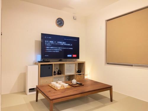 Una televisión o centro de entretenimiento en The Sealions a newly built home 2 mins walk from supermarket