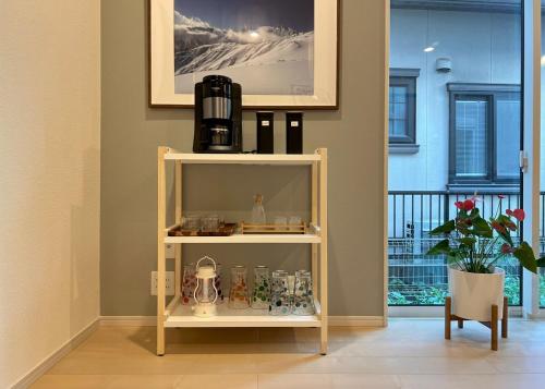 Tetera y cafetera en The Sealions a newly built home 2 mins walk from supermarket