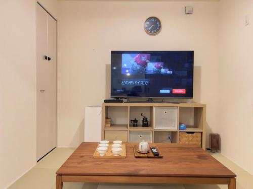 Una televisión o centro de entretenimiento en The Sealions a newly built home 2 mins walk from supermarket