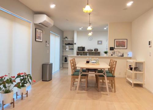 Una cocina o cocineta en The Sealions a newly built home 2 mins walk from supermarket
