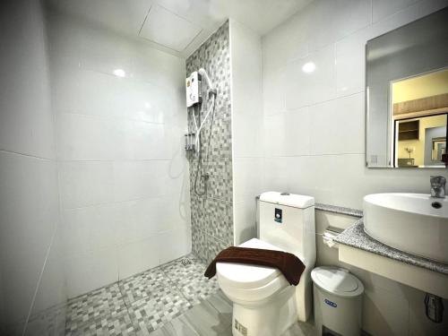 un baño con inodoro y lavabo en ปาวาติ ชีวา เขาใหญ่ Parvati Chiva Khaoyai, en Nong Sarai