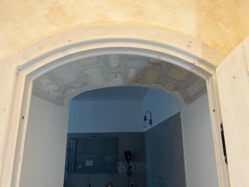 an archway in a room with a ceiling at Ripa di sassi in Manfredonia