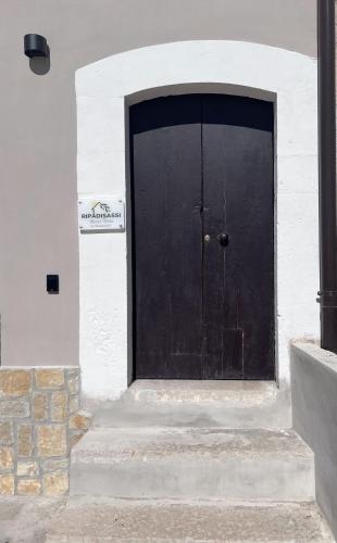 a black door on the side of a building at Ripa di sassi in Manfredonia