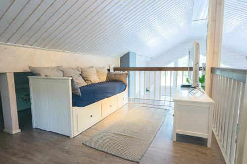 una camera da letto con letto blu in mansarda di Hideout Villa Swan a Säräisniemi