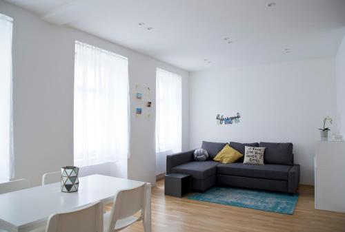 Modern 1BR by Rochusmarkt Walk to Vienna Center