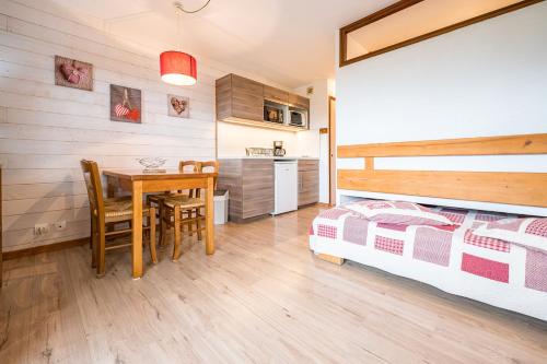 Una cama o camas en una habitación de Studio 5 - L'Épilobe