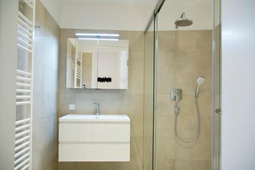 Modern 1BR by Rochusmarkt Walk to Vienna Center