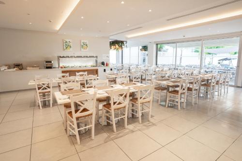 En restaurant eller et andet spisested på Gaia Sun N Blue Hotel