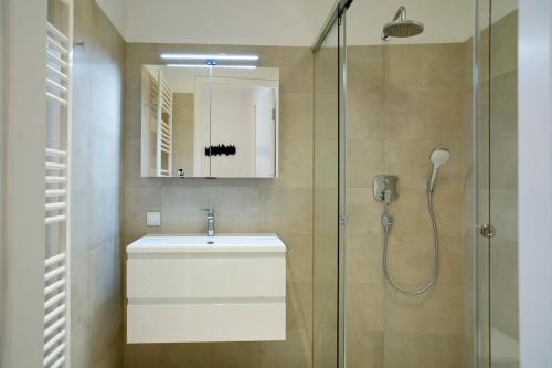 Modern 1BR by Rochusmarkt Walk to Vienna Center
