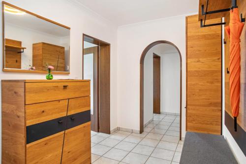 bagno con cassettiera e specchio di Am Alpenblick 5 a Lindau