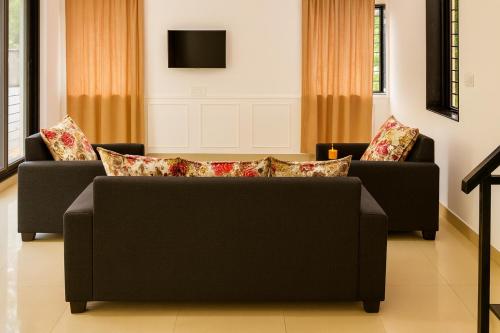 un soggiorno con due divani e una TV di ll COCKTAIL VILLA ll 3BHK ll AC ll PRIVATE POOL ll a Lonavala