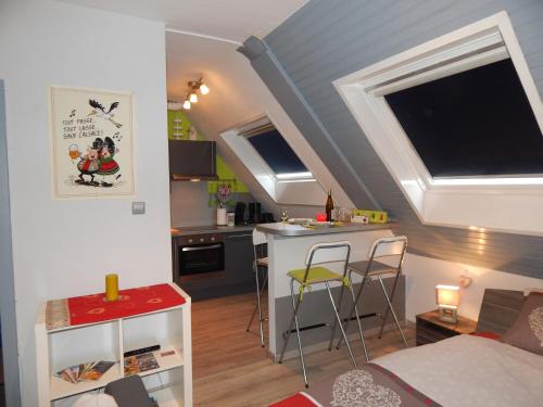 コルマールにあるAU COEUR D'ALSACEの小さな部屋(キッチン、リビングルーム付)