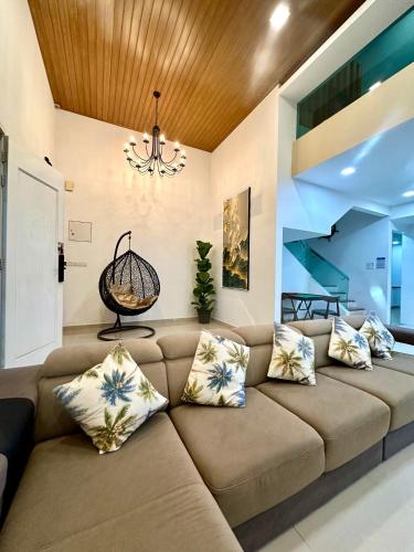 a living room with a couch and a chandelier at Stylish Villa Alma 18 Guests - Pool, KTV & BBQ in Simpang Ampat