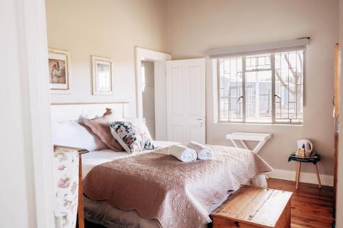 Un dormitorio con una cama con dos toallas encima. en Shama Guest Farm - A True Klein Karoo Farm Escape, en Oudtshoorn