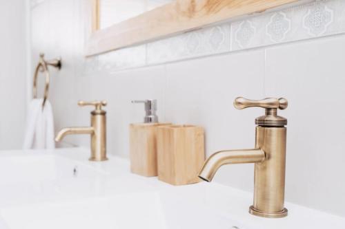 Baño con 3 lavabos y 2 grifos en Shama Guest Farm - A True Klein Karoo Farm Escape, en Oudtshoorn