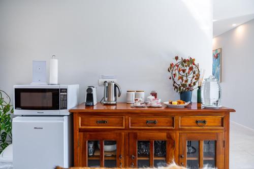 Una cocina o zona de cocina en Tarras Serenity Haven - Mountain Views and Calm
