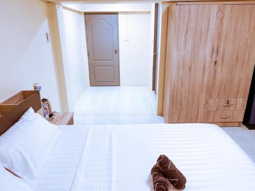 ANK Residence Patongにあるベッド