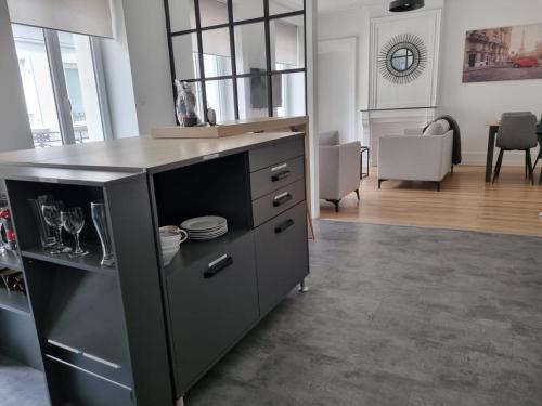 una cocina con una encimera negra con platos. en misoev, en Cherbourg-en-Cotentin